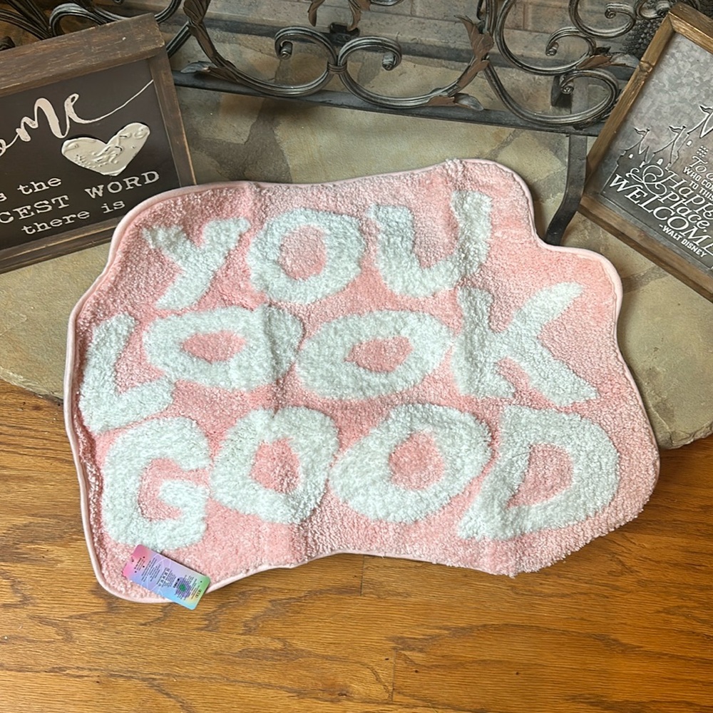 New With Tags   Pink and White Bathroom Bedroom Rug